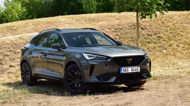 V týdnu byznys, o víkendu party. Cupra Formentor nezklame nikoho