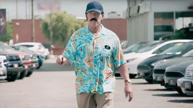 Arnie si utahuje ze zájemců o elektromobil, aby si jeden koupili