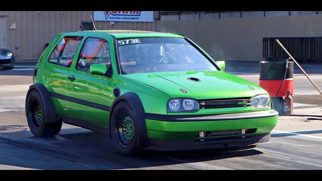 Volkswagen Golf snů? Tento skrývá pod kapotou dva motory a 1 600 koní!