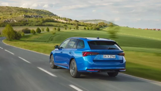 Vyrazte autem na letní dovolenou: Kromě cestovních dokladů, nezapomeňte i nouzovou výbavu