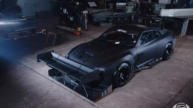 Nissan GT-R pro závody do vrchu je opravdová bestie, kterou přes všechna křídla ani nepoznáte