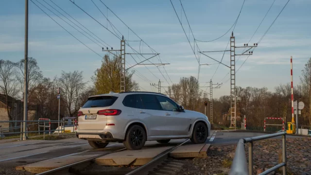 Jak se chovat na železničním přejezdu? Dodržovat dané povinnosti pro přejezd kolejí.