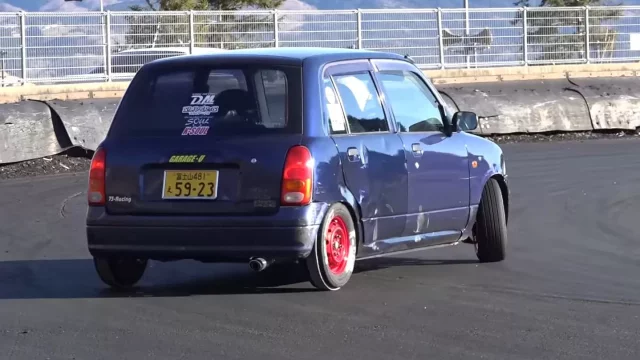 PVC drifting je nejnovější móda japonských okruhů. Bokující kei cars jsou naprosto k popukání