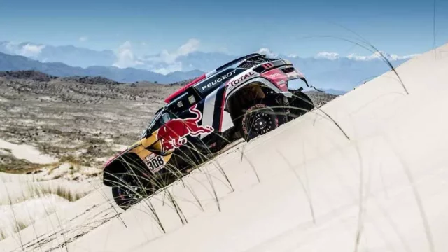 Peterhansel získal na Dakaru další etapové vítězství pro Peugeot a dostal se na druhé místo za Sainze