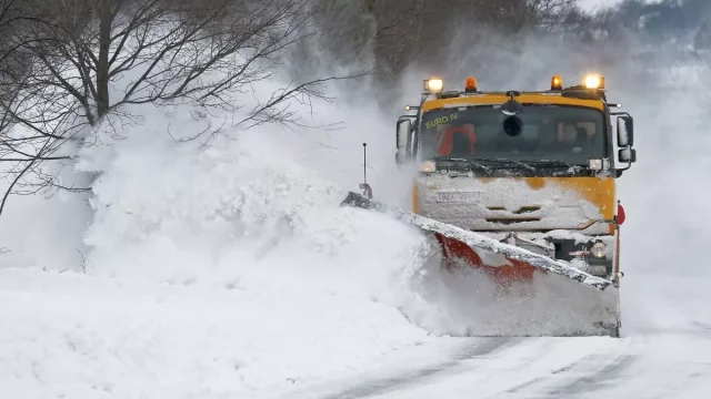 Kolik stojí zimní údržba silnic? Za jeden kilometr byste měli ojeté auto