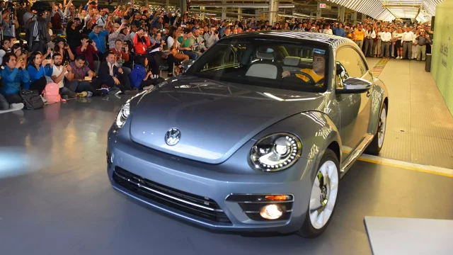 Historicky poslední Volkswagen Beetle opustil výrobní linku. Ikona odchází po více než 80 letech