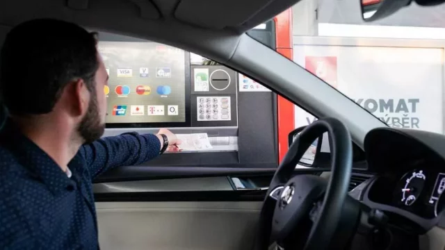Výběr peněz z bankomatu přímo z auta? Americký standard konečně přichází do ČR