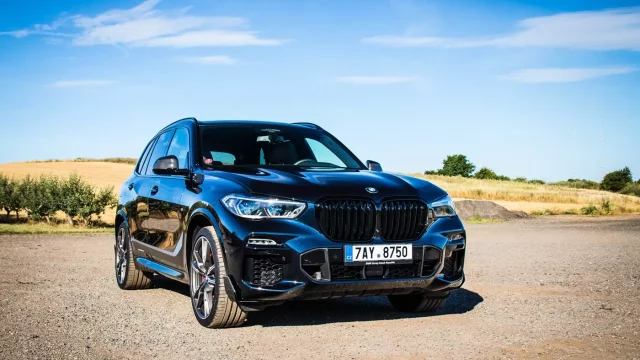 Test BMW X5 M50i, přerostlého hot-hatche s díly M Performance Parts