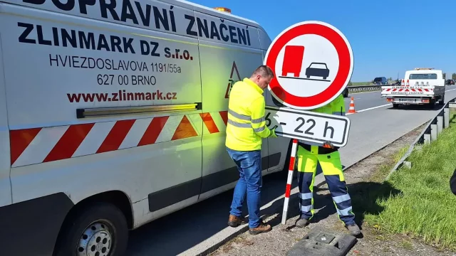 Šikana řidičů? Dálnici D1 vyzdobily zákazy předjíždění, přibývají i jinde