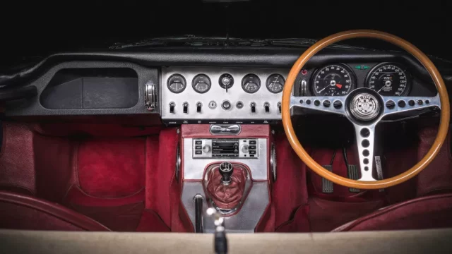 Jaguar Land Rover nabízí do klasických automobilů výbavu, bez které bychom se dneska už neobešli