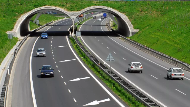 Zákaz aut o víkendech a rychlostní limit na dálnicích. Německý ministr dopravy vystrašil řidiče