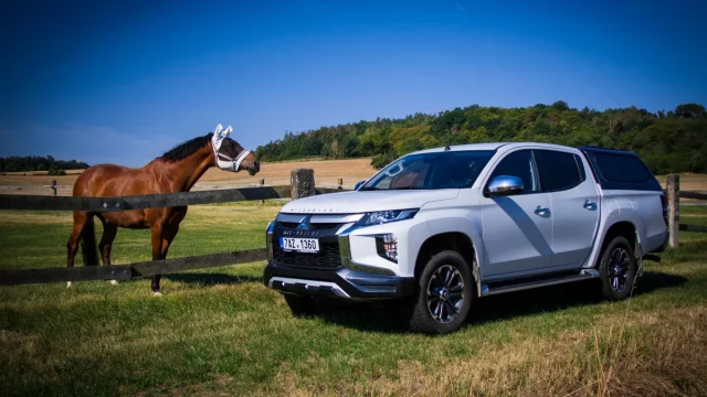 Za koňskými dostihy v Mitsubishi L200