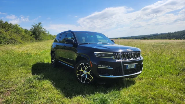 Na český trh se vrátil americký obr. Jeep Grand Cherokee má místo osmiválce plug-in hybrid, ale jezdí dobře