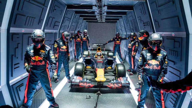 Red Bull provedl netradiční pit-stop Formule 1. V letadle a ve stavu beztíže