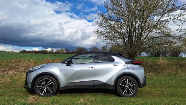 Víc futuristické auto mít nemůžete. Toyota C-HR sází na neobyčejný vizuál a kvalitní hybridní jednotku