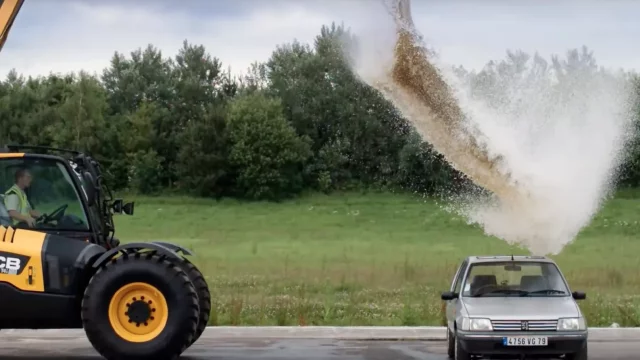Co se stane, pokud na auto dopadne hodně vody? Výsledek neodhadnete...