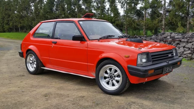 Toyota Starlet s motorem z Hayabusy: Co se stane, když zkřížíte slabé auto se silnou motorkou?