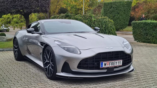 Aston Martin DB12 poprvé v Česku! Tradiční motor V12 nahradil ještě silnější osmiválec od Mercedesu s výkonem 680 koní
