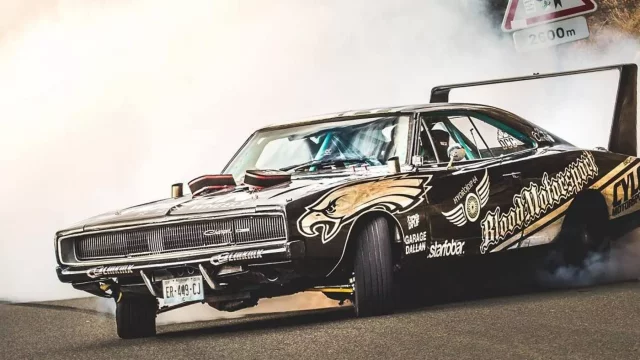 Dodge Charger z roku 1968 se prohání bokem napřed po Evropských tratích
