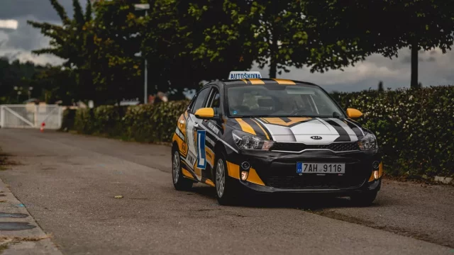 Zkusili jsme znovu udělat autoškolu. Po dekádě řízení a zlozvyků je to těžší, než se zdá (reportáž)