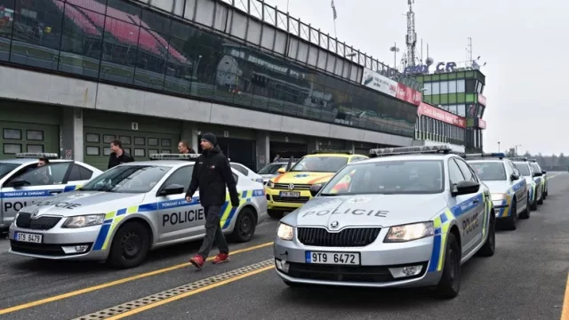 Policisté i hasiči se na okruhu učili, jak správně řídit