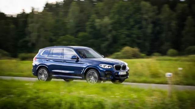 Test BMW X3 xDrive30e, úsporného rychlíku do zásuvky