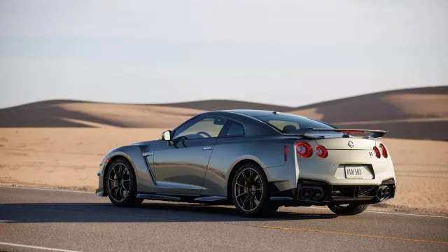 Nissan GT-R definitivně končí, přestane se vyrábět už letos. Rozdrtil i Bugatti Veyron