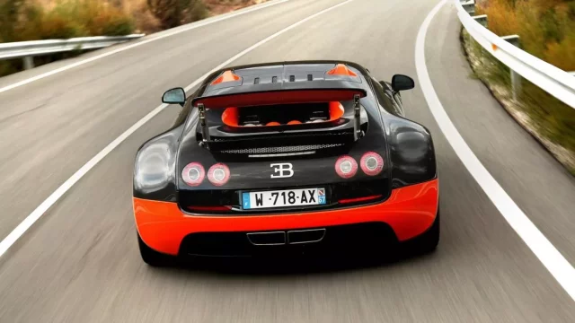 Bugatti Veyron má opravdu drahou výměnu oleje. Jeden majitel raději ušetřil 500.000 korun a zkusil to svépomocí!