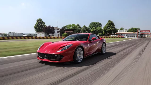 Otevřené Ferrari 812 Superfast se ukáže už brzy. Bude mít pevnou skládací střechu