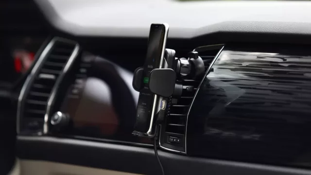 Kabelům odzvonilo! Držák na telefon do auta s bezdrátovým nabíjením