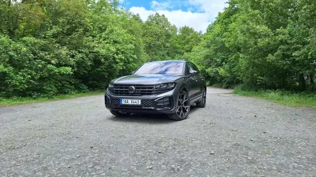 Suverénnost. Žádné jiné slovo faceliftovaný Volkswagen Touareg nevystihuje lépe