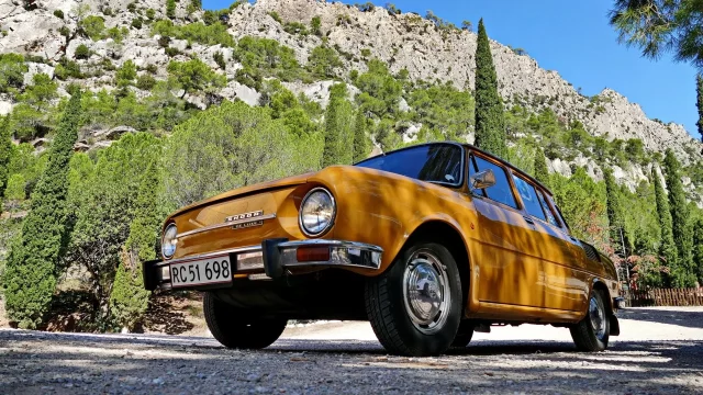 Dánský cestovatel posledních 30 let objíždí celou Evropu starou Škodovkou