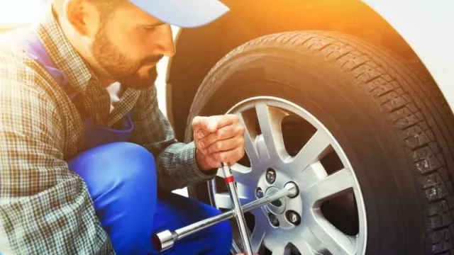 Letní pneumatiky budou opět aktuální. Proč není dobré dojíždět „zimáky“?