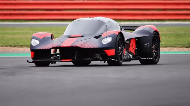 Aston Martin Valkyrie se předvádí na okruhu. Zní jako opravdové závodní auto