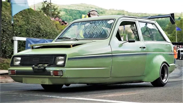 Reliant Robin s motorem z Hondy CBR, rozšířenou karoserií a obřím křídlem je ten nejstřelenější závodní stroj