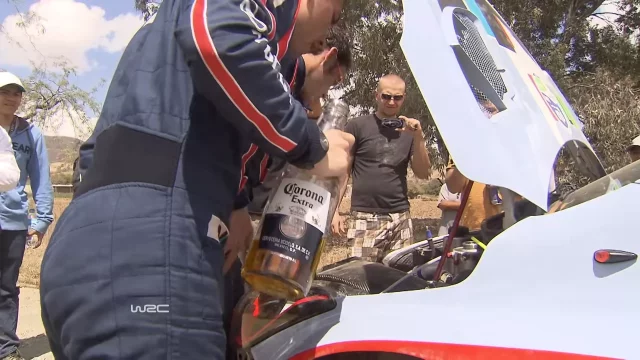 Vtipná oprava při závodech WRC: Vychlazená Corona jako osvěžení pro rozpálený motor