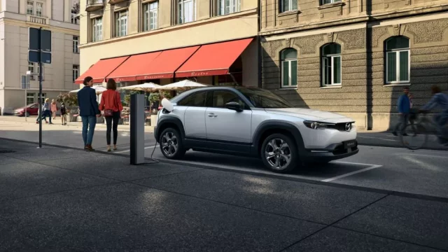 Mazda MX-30 je nový elektrický crossover, který udělá radost řidičům