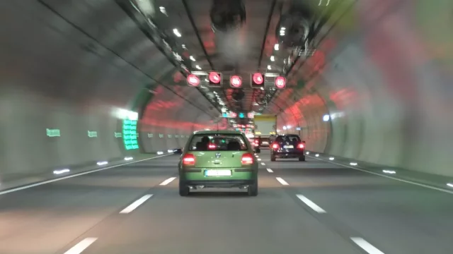 Jízda tunelem má svoje pravidla. Co dělat při koloně, nehodě nebo požáru?