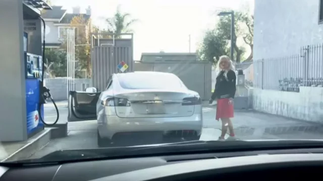 Blondýna chtěla natankovat elektrickou Teslu, teď se jí směje celý internet