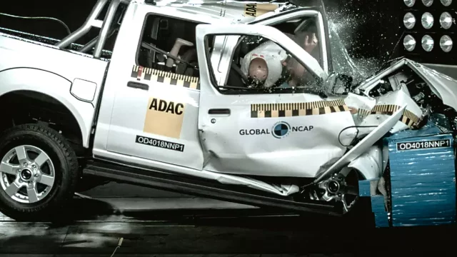 Nissan Navara z roku 1997 ukazuje, že 20 let staré auto není bezpečné, i když je velké