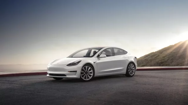 Tesla Model 3 v USA překonala BMW. Ne jeden model, ale celou značku!