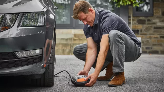 Kontrolujte tlak v pneumatikách