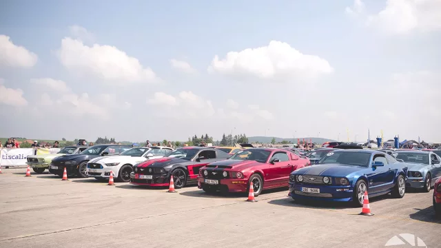 O víkendu se na tchořovickém letišti rozburácí desítky Mustangů