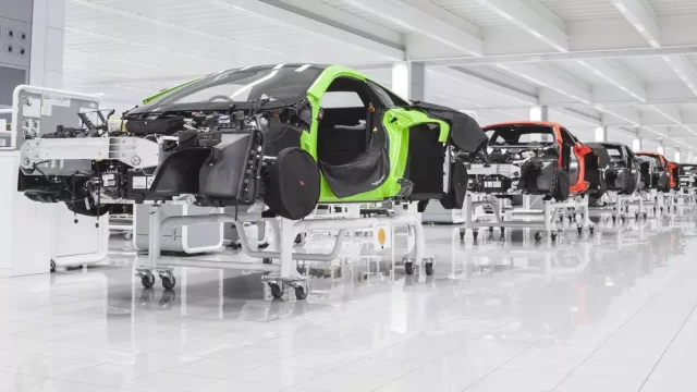 McLaren na výrobní lince: Takhle se vyrábí nejúžasnější supersporty světa
