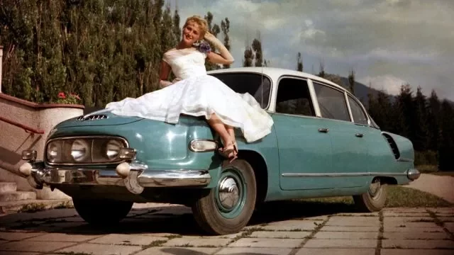 Auto papalášů v dobové reklamě: Tatra 603 jezdí rychle a bokem na běžných silnicích