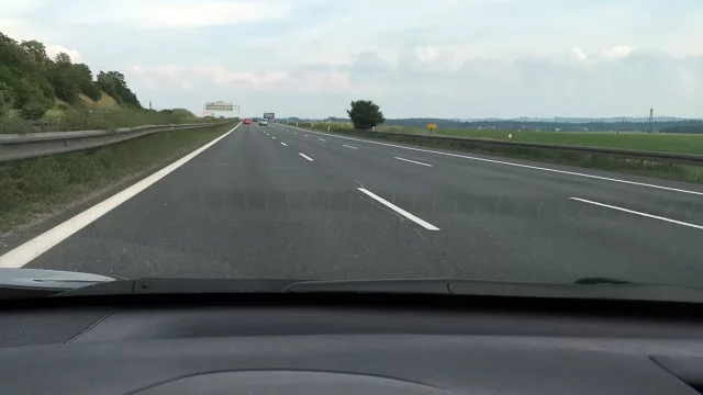 Na D1 platí zákaz jízdy v pravém pruhu. Kdo tam vjede, zemře!
