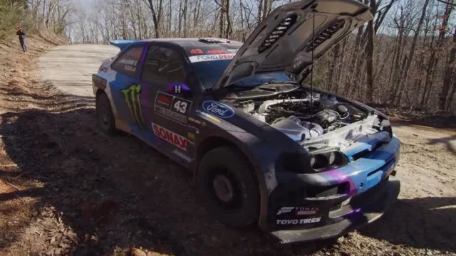 Ford Escort RS Cosworth závodníka Kena Blocka má problém. Nevydržel ani první závod