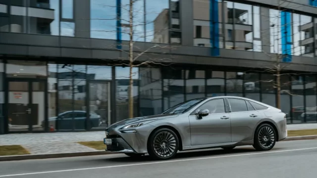 Japonská automobilka rozumně hlásí, že k uhlíkové neutralitě vede více cest, nejen elektromobilita