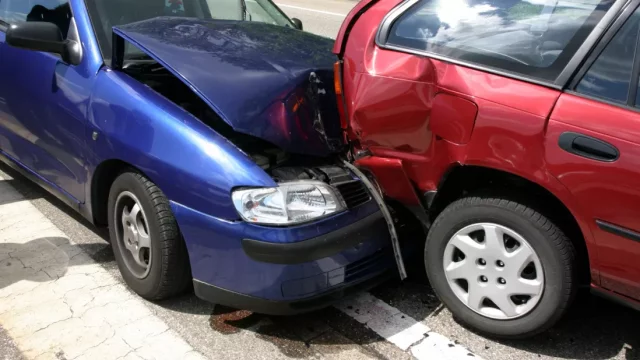 Vybržděné stojící auto a zezadu náraz vozu, jehož řidič nedokázal zastavit aneb Co neubrzdíš, to ukecáš!?