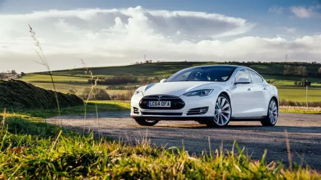 Tesla stahuje z nabídky vrcholného „autopilota“. Důvodem jsou hloupí zákazníci